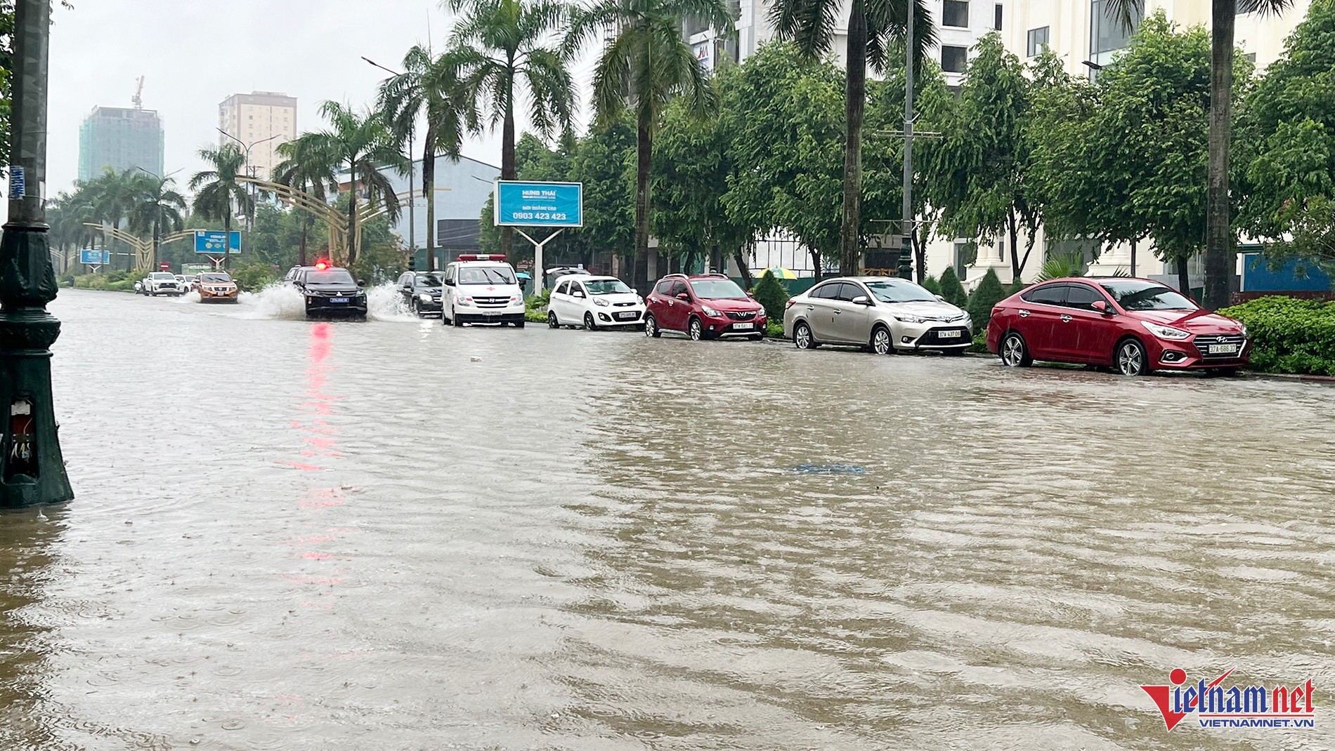 Nhiều ô tô mắc kẹt trên đường ngập sâu tại TP Vinh