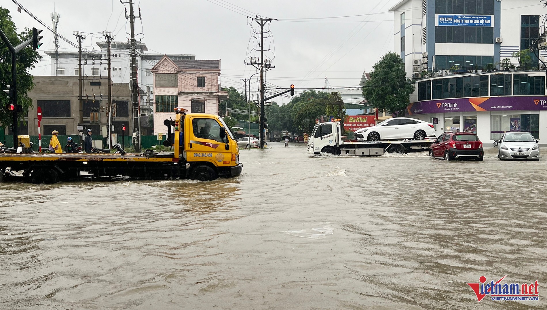 Ô tô cứu hộ di chuyển trong nước ngập để hỗ trợ phương tiện