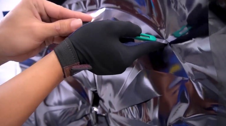 Hình ảnh chiếc xe ô tô màu xanh đang được wrap mâm màu vàng đồng đẹp mắt