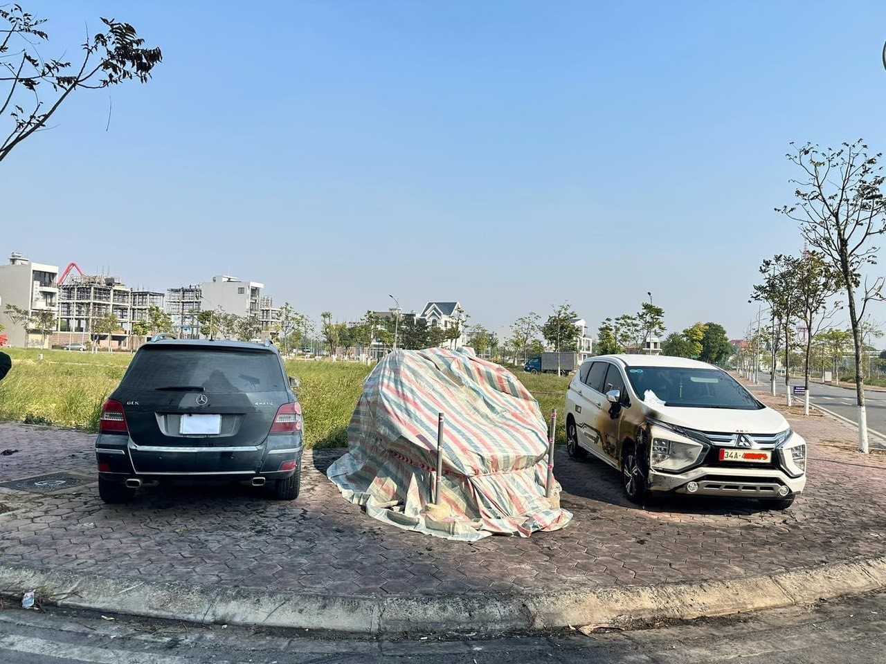 Các xe ô tô bị hư hại nặng sau vụ cháy xe ở Hải Dương