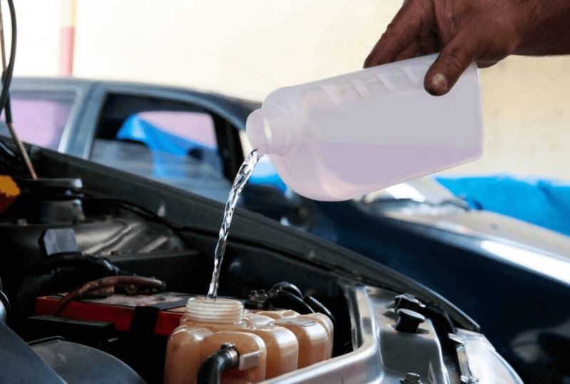 Roong quy lát bị hỏng gây chảy nước mát ô tô.