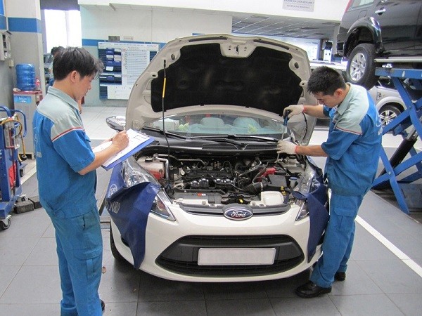 Kỹ thuật viên kiểm tra bảo dưỡng xe ô tô định kỳ