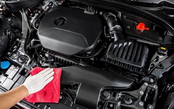 Vệ sinh khoang máy xe ô tô giúp ắc quy bền hơn