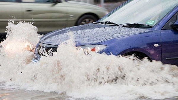 Ắc quy xe ô tô bị hết điện khi tiếp xúc nước lâu ngày