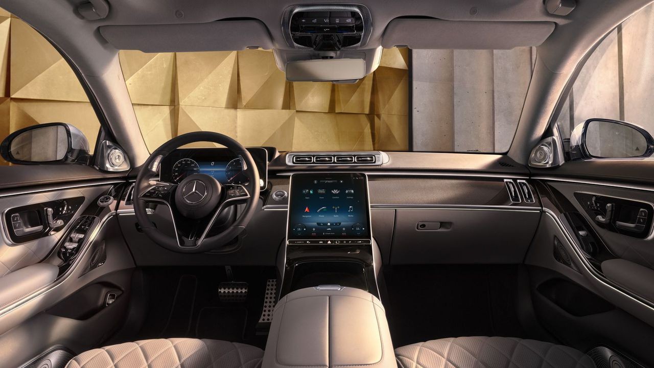 Nội thất hiện đại của xe ô tô hạng s Mercedes-Benz S-Class W223