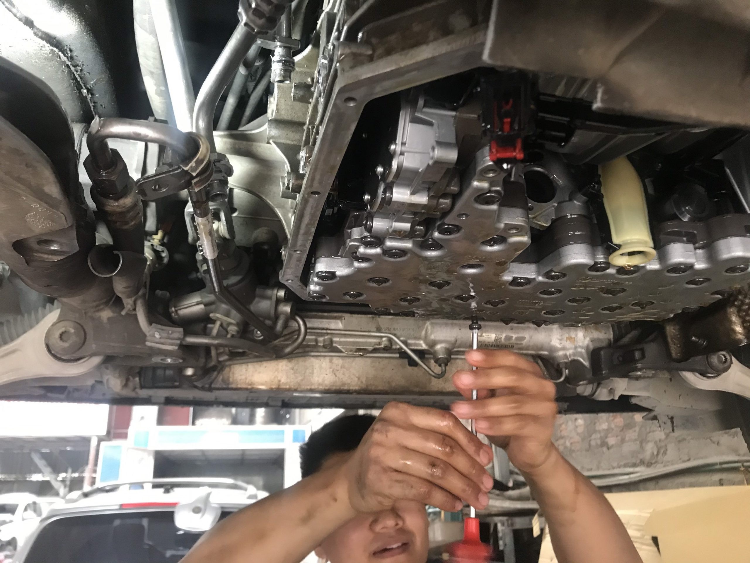 Nguyên nhân bể hộp số xe ô tô: Quy trình kiểm tra và sửa chữa