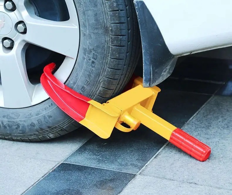 Khóa bánh xe ô tô kiểu càng cua được lắp đặt trên bánh xe