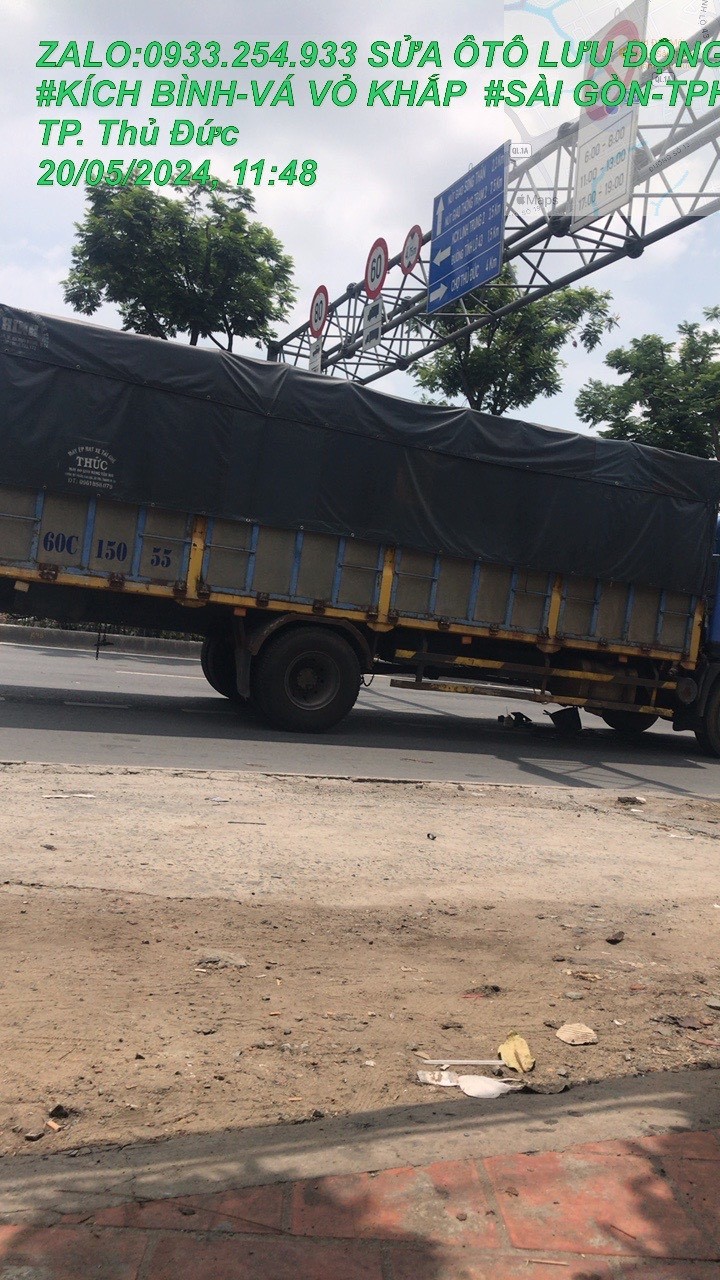 Kỹ thuật viên sửa chữa điện xe ô tô tải lưu động tại hiện trường