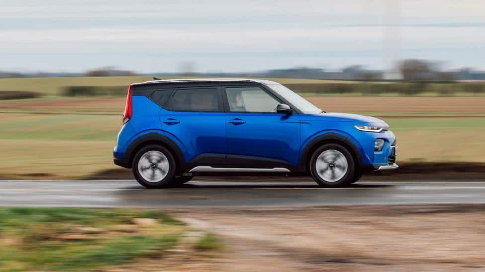 Xe ô tô Kia Soul EV màu đỏ đỗ trên đường phố